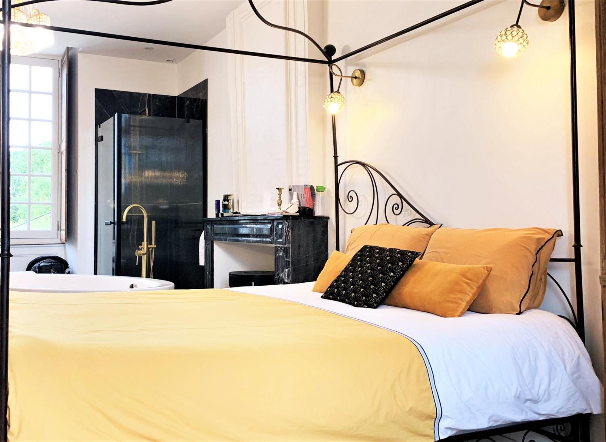 Le Bas Chitray Bed & Breakfast Ménil Екстериор снимка