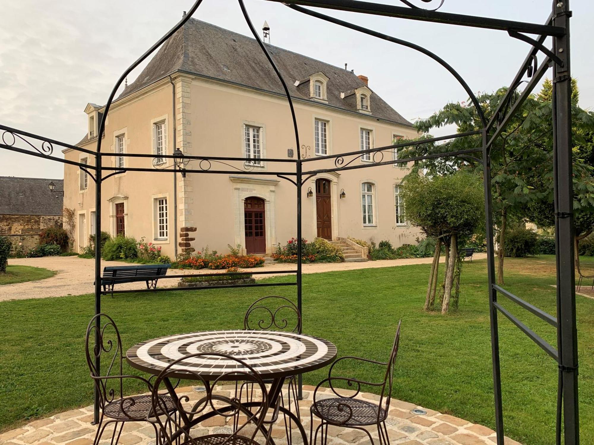 Le Bas Chitray Bed & Breakfast Ménil Екстериор снимка